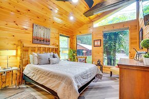 3 Mi to Dollywood: Peaceful Cabin w/ Deck