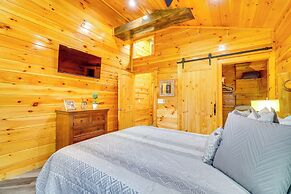 3 Mi to Dollywood: Peaceful Cabin w/ Deck