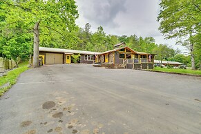 3 Mi to Dollywood: Peaceful Cabin w/ Deck