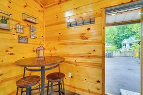 3 Mi to Dollywood: Peaceful Cabin w/ Deck