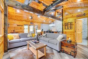 3 Mi to Dollywood: Peaceful Cabin w/ Deck