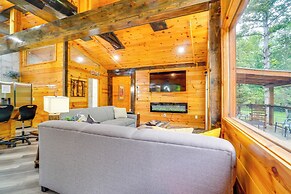 3 Mi to Dollywood: Peaceful Cabin w/ Deck