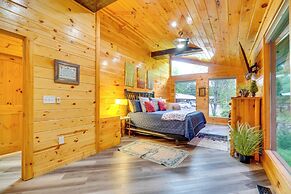 3 Mi to Dollywood: Peaceful Cabin w/ Deck