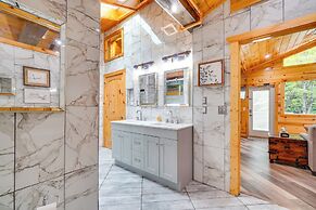 3 Mi to Dollywood: Peaceful Cabin w/ Deck