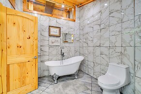 3 Mi to Dollywood: Peaceful Cabin w/ Deck