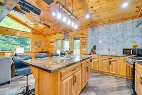 3 Mi to Dollywood: Peaceful Cabin w/ Deck