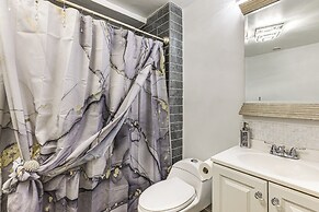 Walk to Beach: Elegant Escape in Lusby!