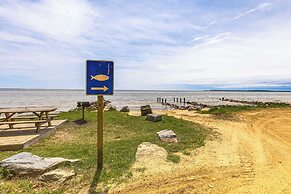 Walk to Beach: Elegant Escape in Lusby!