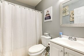 Walk to Beach: Elegant Escape in Lusby!