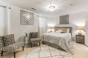 Walk to Beach: Elegant Escape in Lusby!