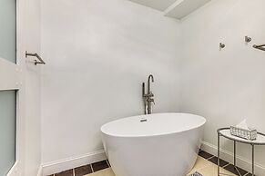 Walk to Beach: Elegant Escape in Lusby!