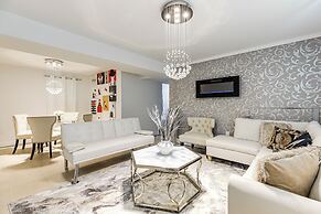 Walk to Beach: Elegant Escape in Lusby!