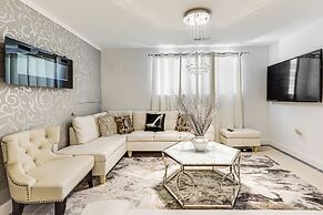 Walk to Beach: Elegant Escape in Lusby!