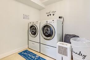 Walk to Beach: Elegant Escape in Lusby!