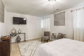 Walk to Beach: Elegant Escape in Lusby!