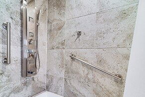 Hot Tub & Fenced Yard: Tranquil Home in Valrico!