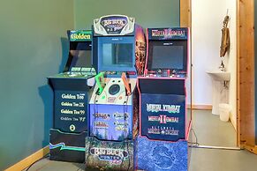 Hot Tub + Game Room: Peaceful Wardensville Cabin