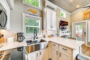 Lake Norman Cabin w/ Pool Access & Deck