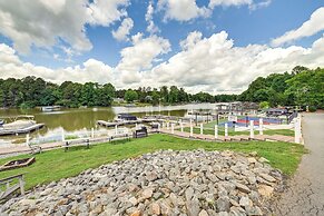 Lake Norman Cabin w/ Pool Access & Deck