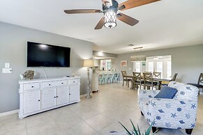 8 Mi to Fort Myers Beach: Poolside Paradise!