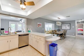 8 Mi to Fort Myers Beach: Poolside Paradise!