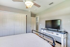 8 Mi to Fort Myers Beach: Poolside Paradise!