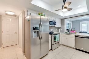 8 Mi to Fort Myers Beach: Poolside Paradise!