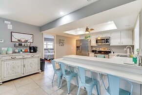 8 Mi to Fort Myers Beach: Poolside Paradise!