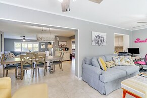 8 Mi to Fort Myers Beach: Poolside Paradise!