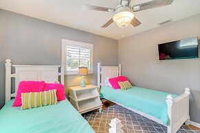 8 Mi to Fort Myers Beach: Poolside Paradise!