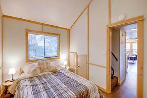 Near Lake Almanor & Golf: Cozy Cabin!