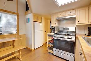 Near Lake Almanor & Golf: Cozy Cabin!