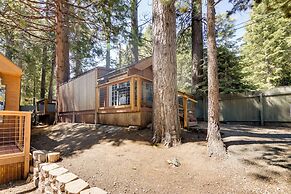 Near Lake Almanor & Golf: Cozy Cabin!