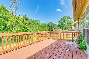 11 Mi to Dtwn Little Rock: Home w/ Large Deck!