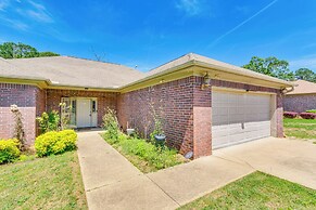 11 Mi to Dtwn Little Rock: Home w/ Large Deck!