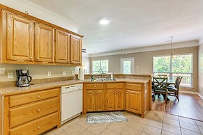 11 Mi to Dtwn Little Rock: Home w/ Large Deck!