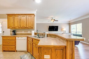11 Mi to Dtwn Little Rock: Home w/ Large Deck!