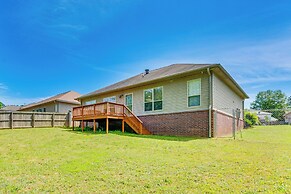 11 Mi to Dtwn Little Rock: Home w/ Large Deck!
