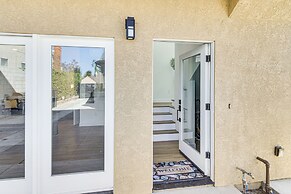 4 Mi to Sofi Stadium: Pet-friendly LA Area Home