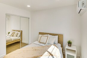 4 Mi to Sofi Stadium: Pet-friendly LA Area Home