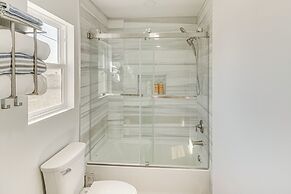 4 Mi to Sofi Stadium: Pet-friendly LA Area Home