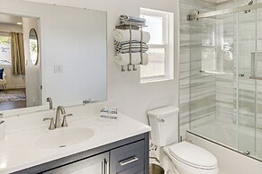 4 Mi to Sofi Stadium: Pet-friendly LA Area Home