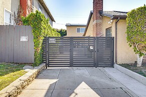 4 Mi to Sofi Stadium: Pet-friendly LA Area Home