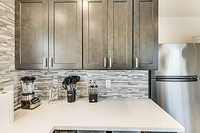 4 Mi to Sofi Stadium: Pet-friendly LA Area Home