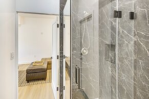 4 Mi to Sofi Stadium: Pet-friendly LA Area Home