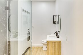 4 Mi to Sofi Stadium: Pet-friendly LA Area Home