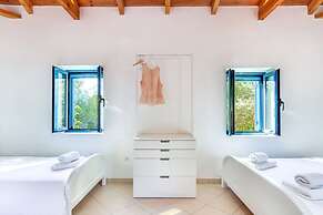 Beach House Steps Away From the sea