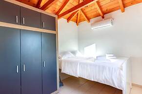 Beach House Steps Away From the sea