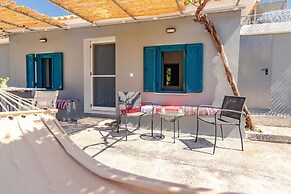 Beach House Steps Away From the sea