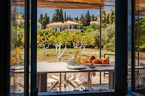 Beach House Steps Away From the sea